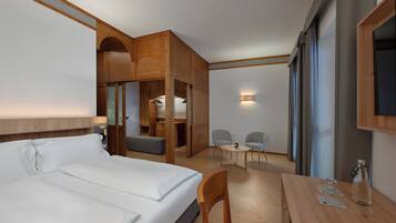 Camera Superior | Minibar, una cassaforte in camera, una scrivania