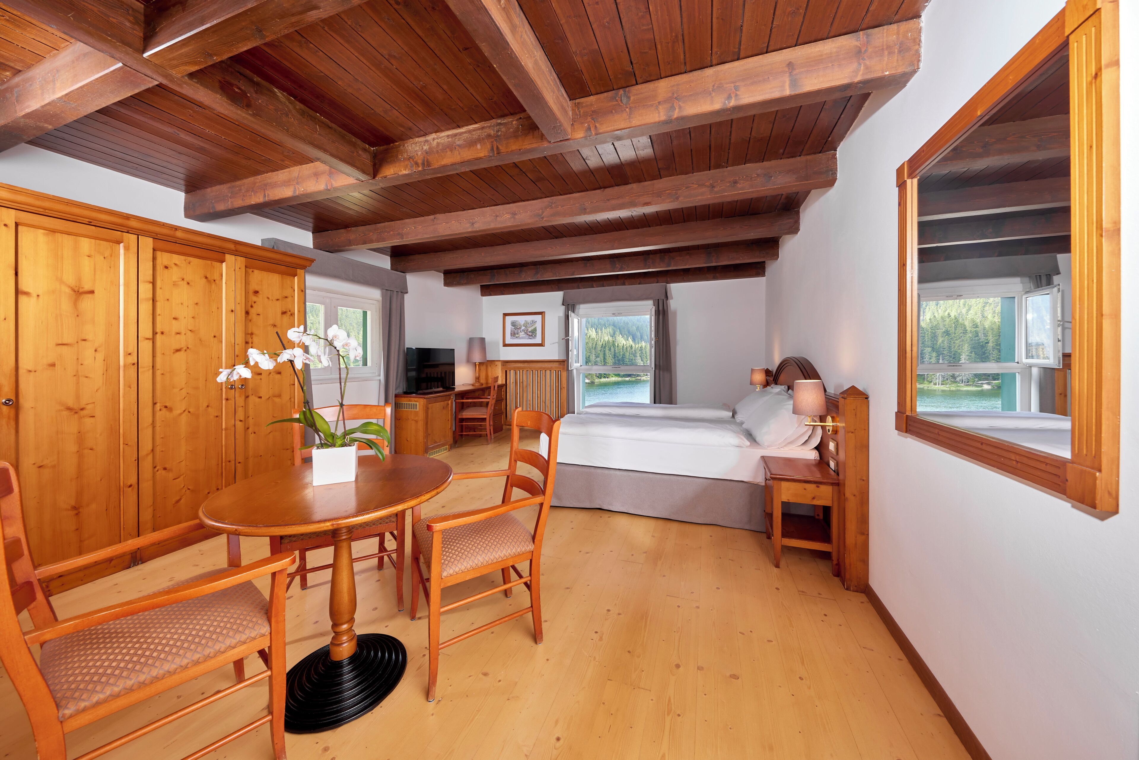 Phòng Suite, quang cảnh hồ | Minibar, két bảo mật tại phòng, bàn 