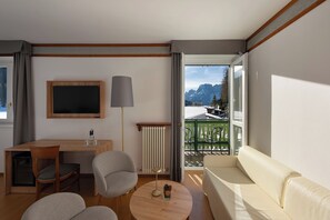 Habitación superior, vista al lago | Minibar, caja de seguridad en la habitación, escritorio y cunas 