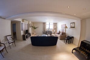 Suite Embaixador | Minibar, desk, soundproofing, free WiFi