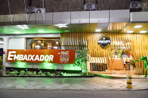 A restaurant named 'Embaixador' with a sign indicating 'FAST 10'. - Hotel Embaixador (Porto Alegre)