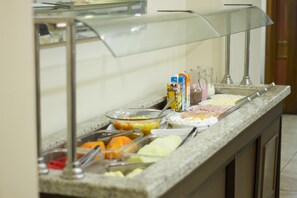 Free daily buffet breakfast  - Hotel Embaixador (Porto Alegre)
