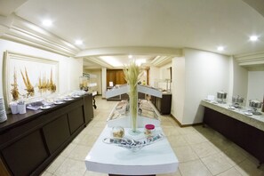 Free daily buffet breakfast  - Hotel Embaixador (Porto Alegre)