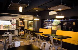 朝食、ランチ、ディナーに営業 (ブラジル料理)