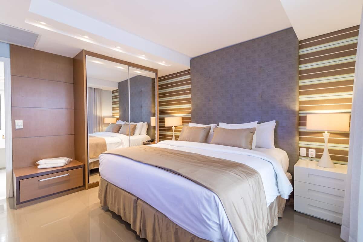 Minibar, Zimmersafe, Verdunkelungsvorhänge, Bügeleisen/Bügelbrett