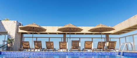 Piscine extérieure, chaises longues