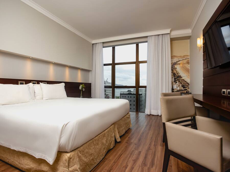 Minibar, caja de seguridad en la habitación y decoración personalizada