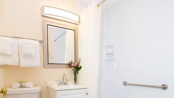 Standaard kamer, 1 queensize bed, niet-roken | Badkamer | Een bad/douchecombinatie, gratis toiletartikelen, een haardroger