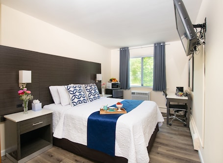 Quarto standard, 1 cama Queen, para não fumantes | Escrivaninha, ferros/tábuas de passar roupa, berços grátis. Rodeway Inn Middletown - Newport