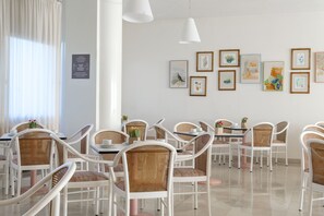 Desayuno buffet (EUR 10 por persona) 