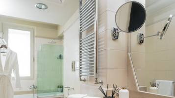 Komfortbadewanne, kostenlose Toilettenartikel, Haartrockner, Bidet