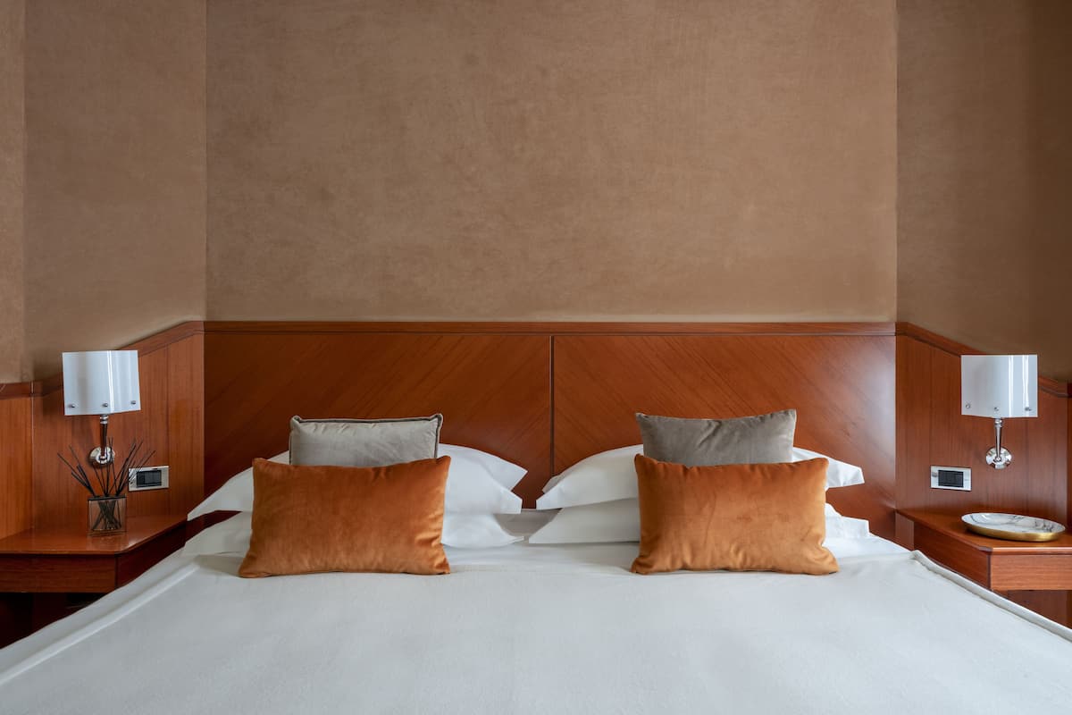 Bộ đồ giường kháng dị ứng, nệm có lớp đệm bông, minibar 