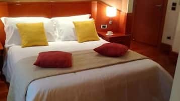 Ropa de cama hipoalergénica, camas con pillow-top y minibar