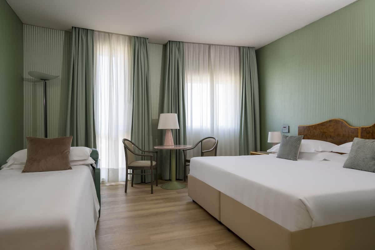 Habitación triple | Ropa de cama hipoalergénica, colchones con acolchado adicional, minibar
