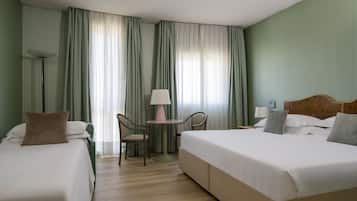 Camera tripla | Biancheria da letto ipoallergenica, materassi a doppio strato, minibar