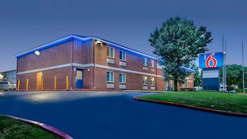 Majoituspaikan julkisivu illalla/yöllÀ