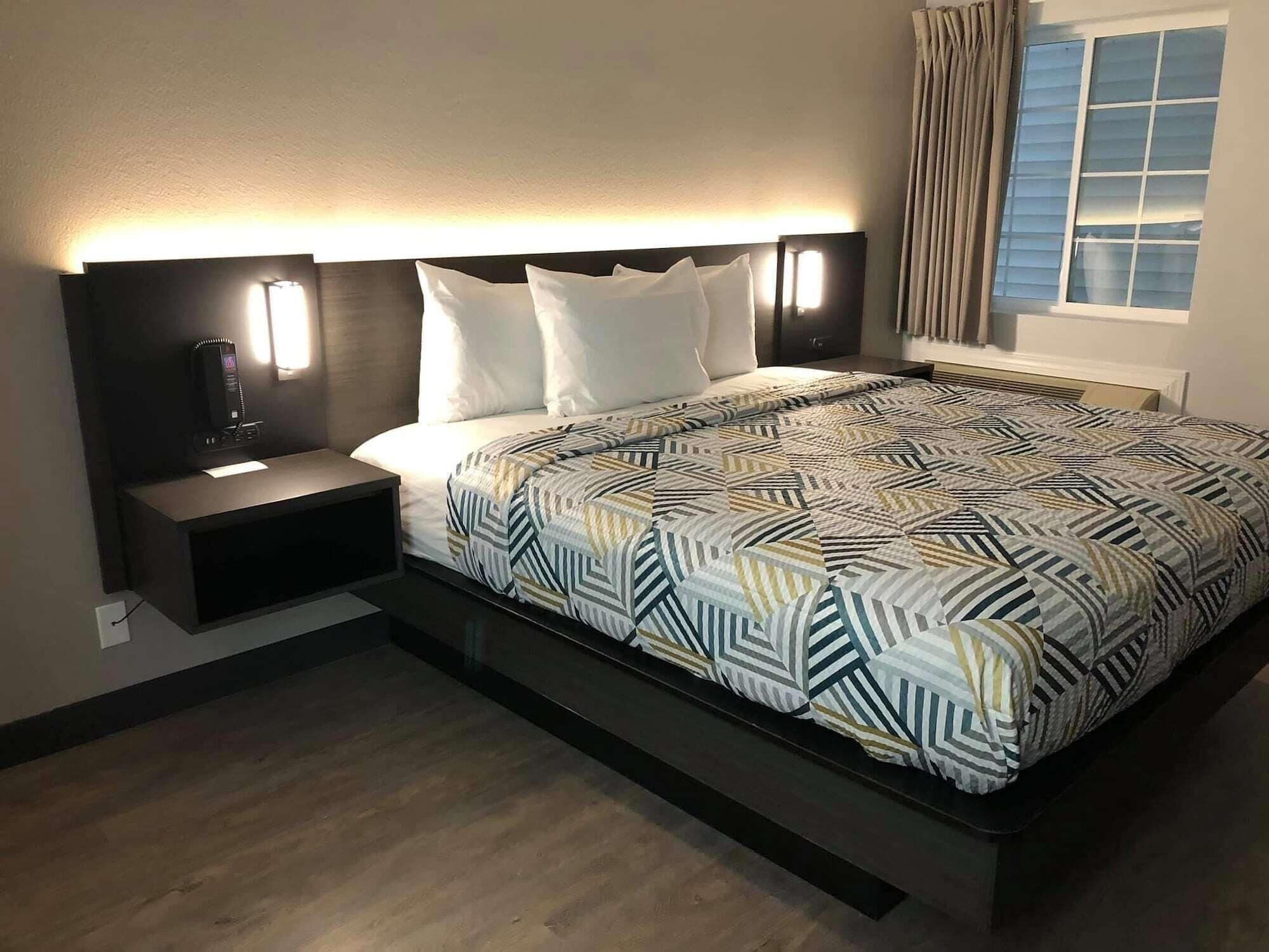 Blendingsgardiner, strykejern/-brett, wi-fi (inkludert) og sengetøy