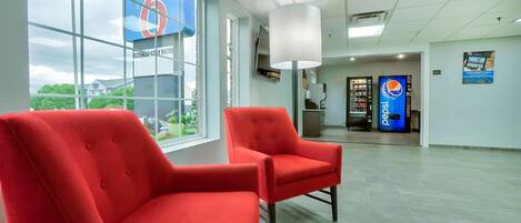 Coin salon dans le hall