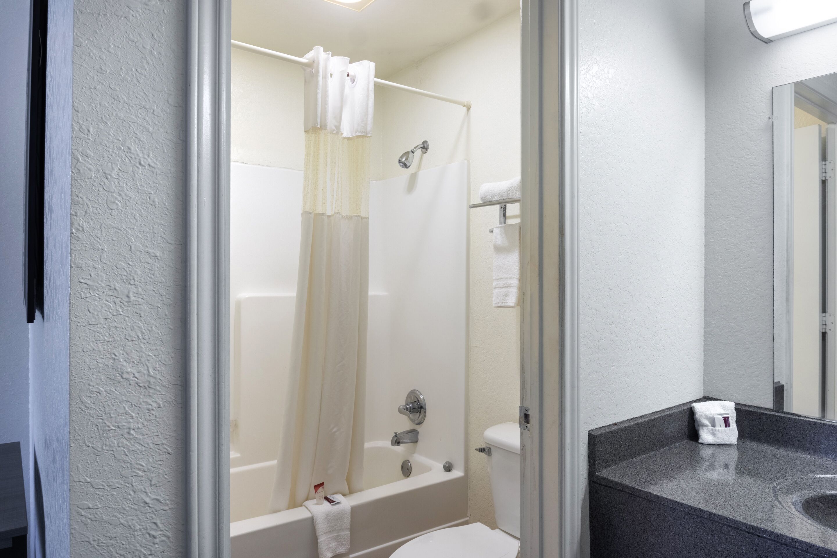 Ein Badezimmer mit Badewanne, Toilette und Waschbecken.