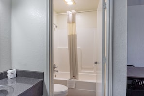 Zimmer, 2 Queen-Betten | Badezimmer | Dusche, kostenlose Toilettenartikel, Haartrockner, Handtücher