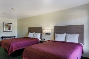 Desk, iron/ironing board, Internet, bed sheets - OYO Inn & Suites Medical Center San Antonio (San Antonio)
