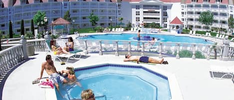 Piscina externa sazonal, funciona das 10h Ć s 18h, salva-vidas no local