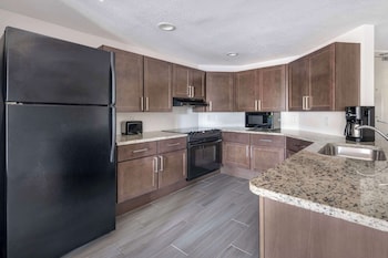 1 Bedroom Queen Suite Hearing Access Roll-In Shower | Private kitchen | Coffee/tea maker, dining tables at Hilton Vacation Club Aqua Sol Orlando West