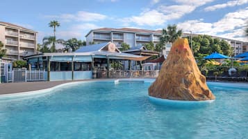 2 utendørsbassenger, bassengparasoller og solsenger