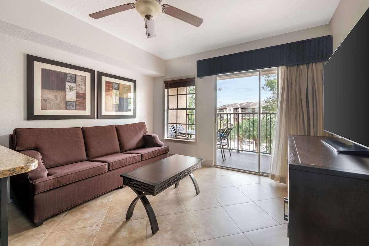 flat-screen tv, dvd player