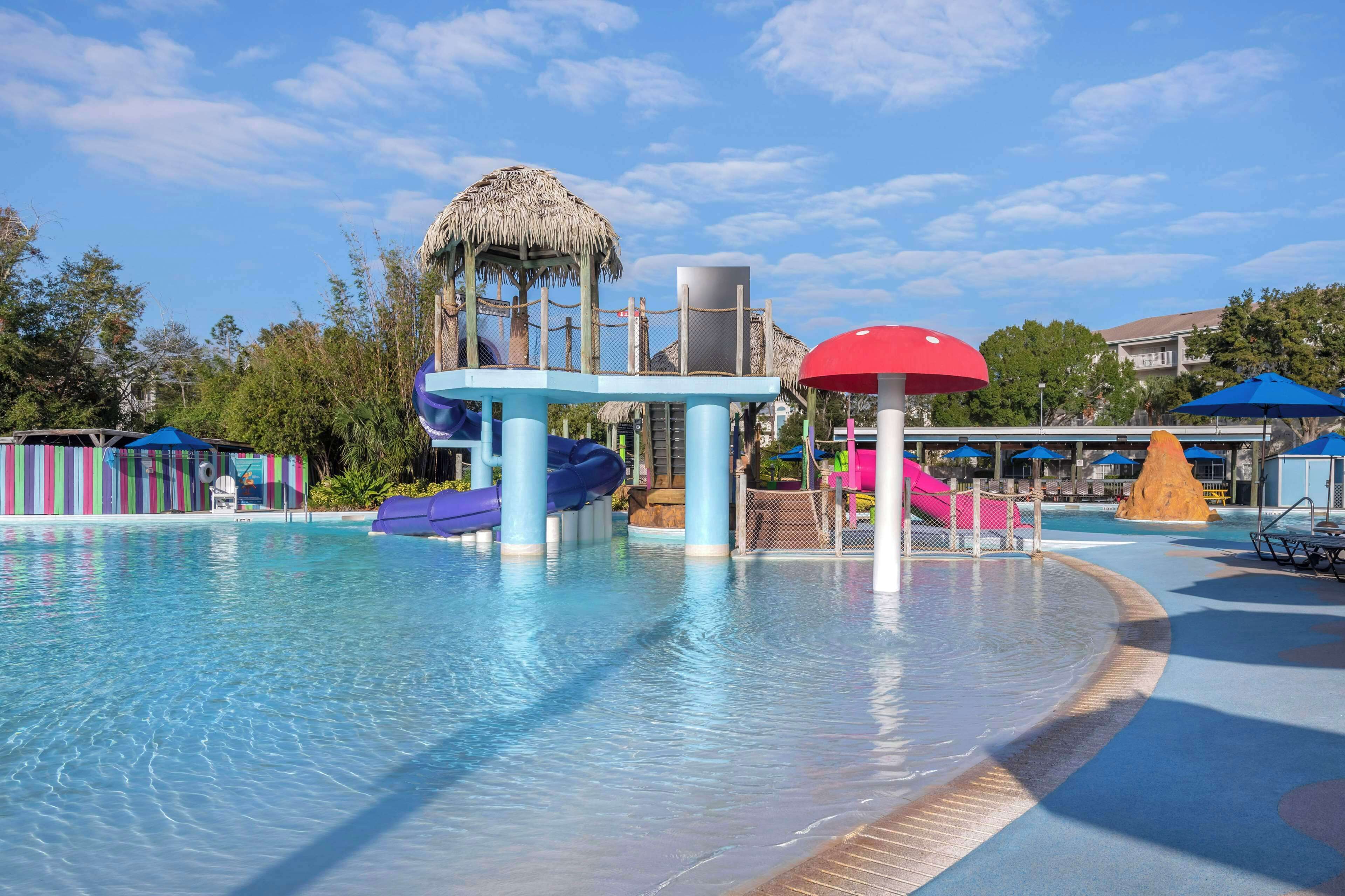 Un parco acquatico con scivoli e piscina.