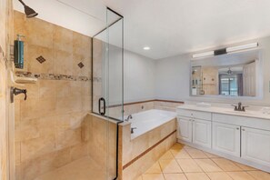 Bañera con ducha, bañera profunda, artículos de tocador gratuitos