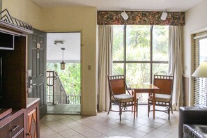 Condo, 2 habitaciones, cocina | Área de sala de estar | Televisión y reproductor de DVD 