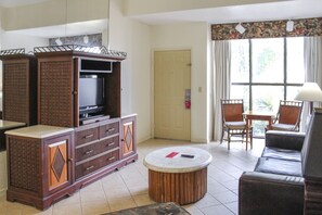 Apartamento, 2 habitaciones, cocina | Zona de estar | Una televisión, un reproductor de DVD