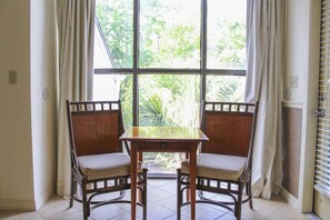 Condo, 2 habitaciones, cocina | Área de sala de estar | Televisión y reproductor de DVD 