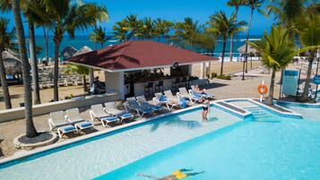 Magánstrand, fehér homok, napozóágyak és strandlepedők