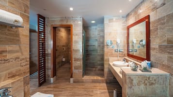 Een moderne badkamer met een bad, een wastafel, een spiegel en een douche.