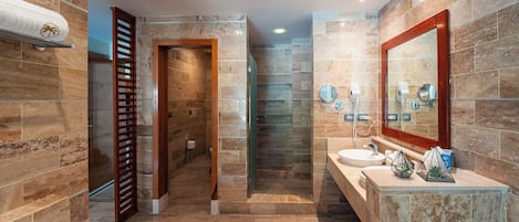 Une salle de bain moderne équipée d’une baignoire, d’un lavabo, d’un miroir et d’un espace douche.