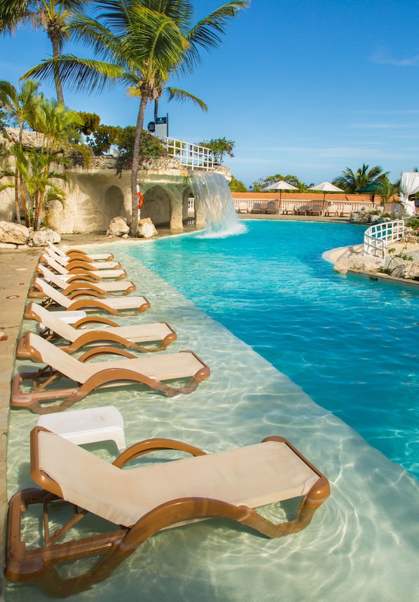 11 outdoor pools, pool loungers