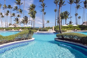 4 outdoor pools, free pool cabanas, pool umbrellas