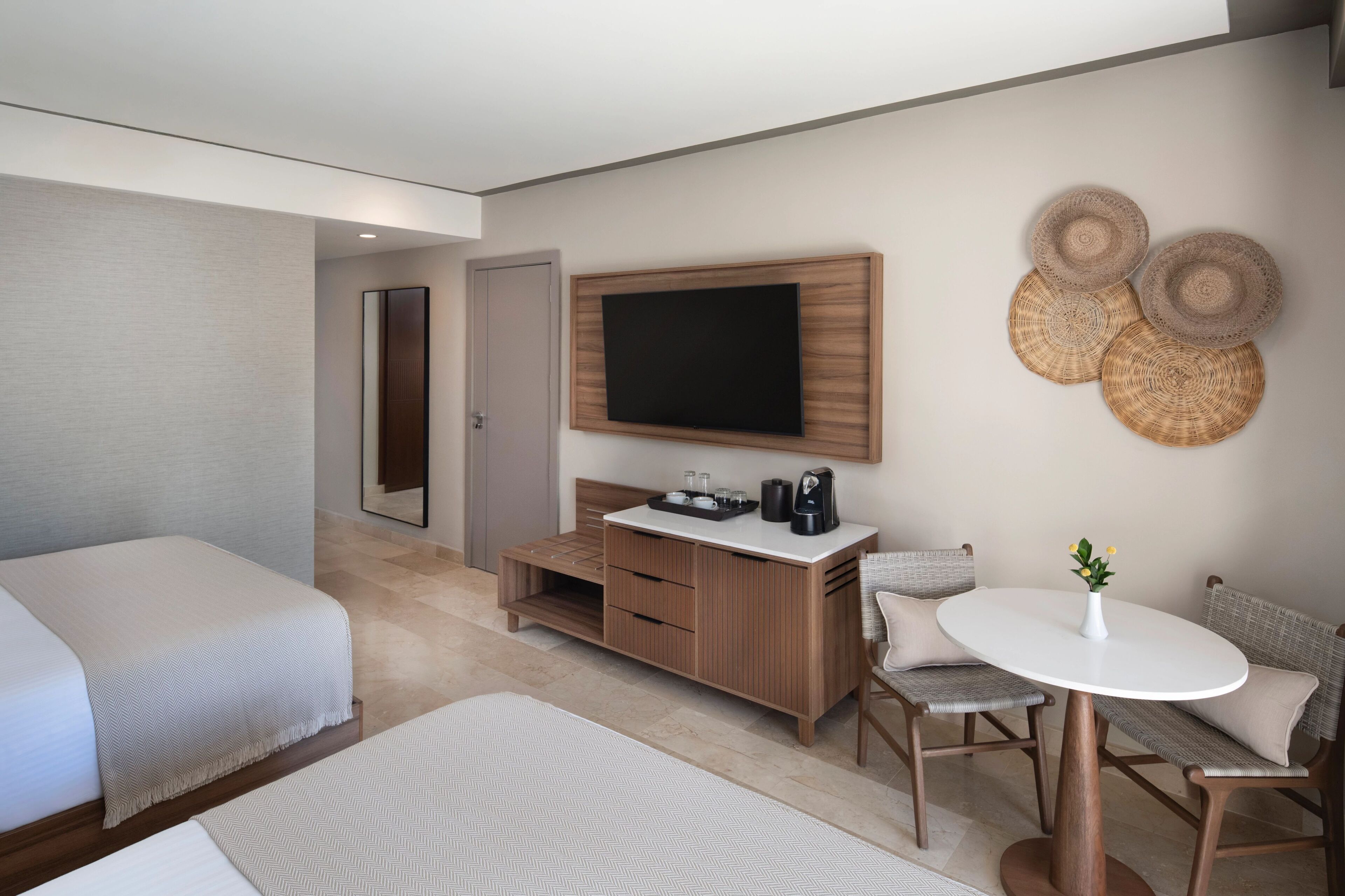 Ylelliset vuodevaatteet, untuvapeitot, minibaari, tallelokero huoneessa