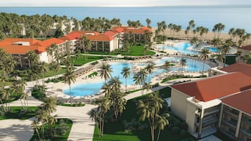 5 室外游泳池,池畔遮阳伞,日光浴躺椅