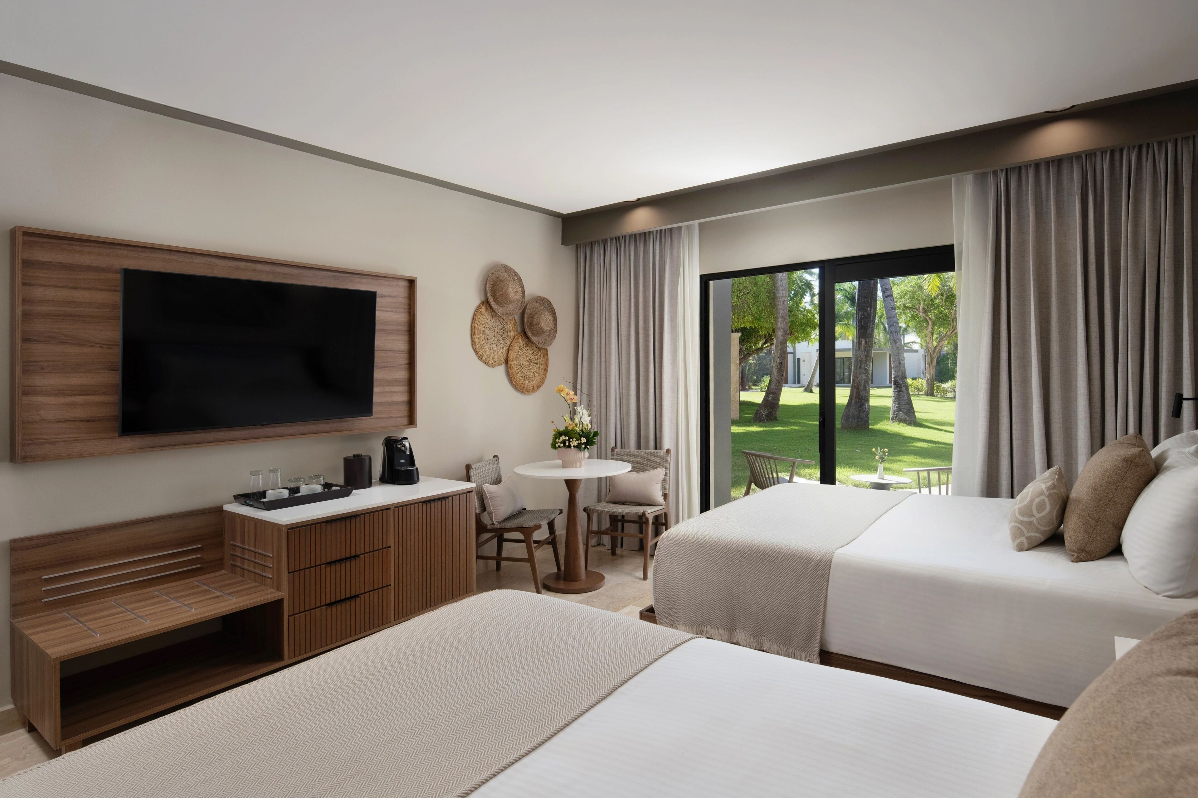 Ylelliset vuodevaatteet, untuvapeitot, minibaari, tallelokero huoneessa