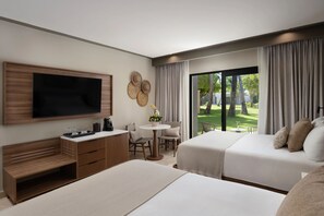 Ylelliset vuodevaatteet, untuvapeitot, minibaari, tallelokero huoneessa