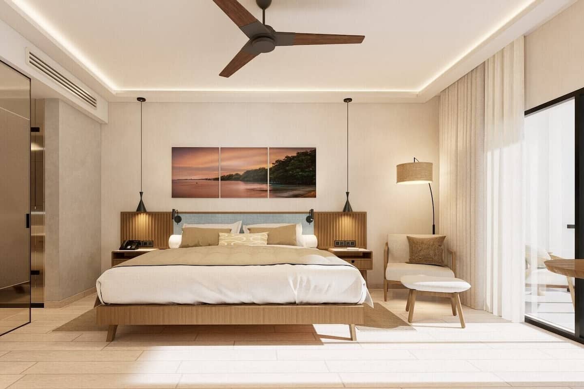 Ylelliset vuodevaatteet, untuvapeitot, minibaari, tallelokero huoneessa