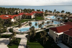 5 outdoor pools, pool umbrellas, sun loungers