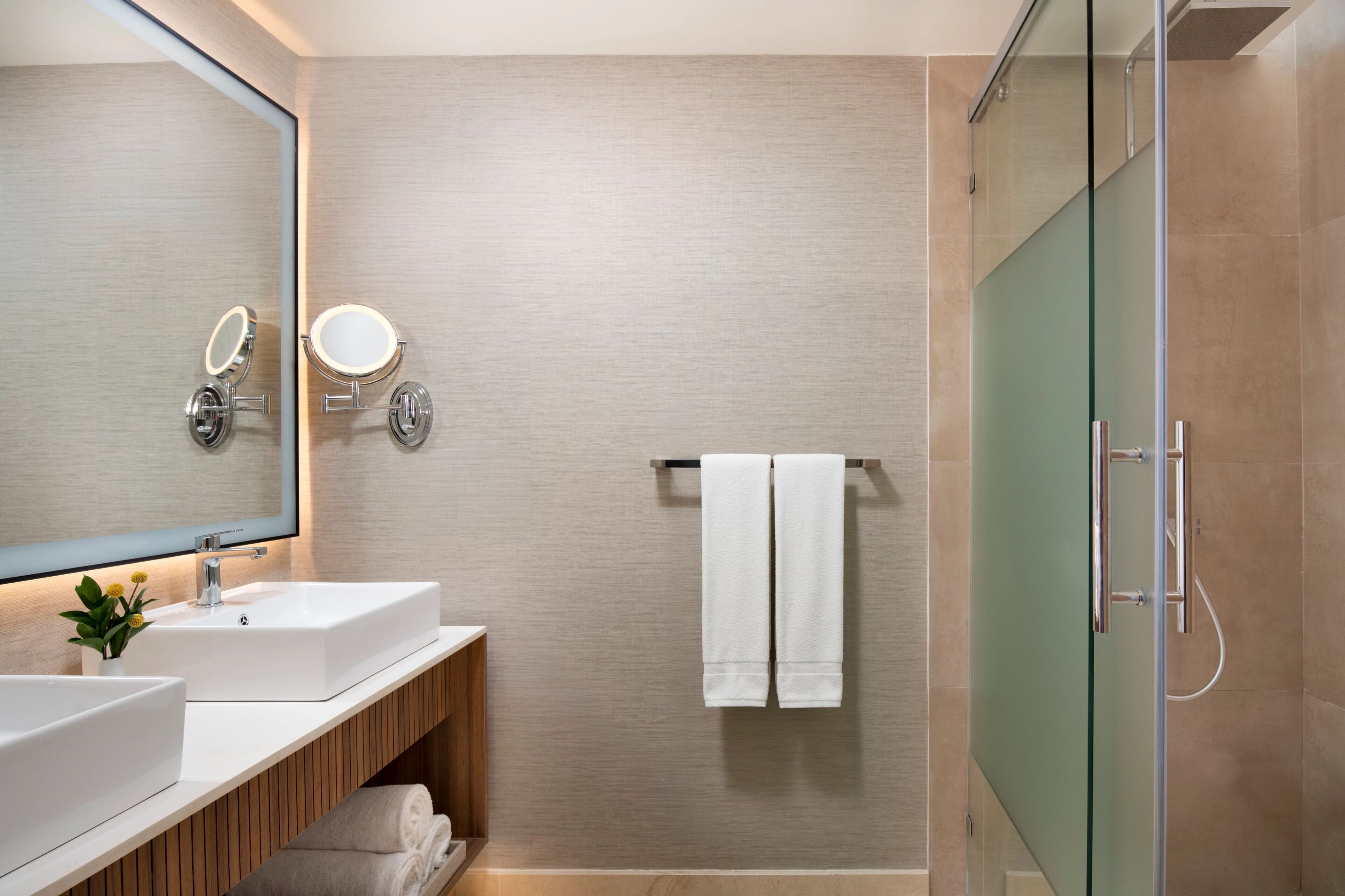 Suihku, ilmaiset hygieniatuotteet, hiustenkuivaaja, pyyhkeet