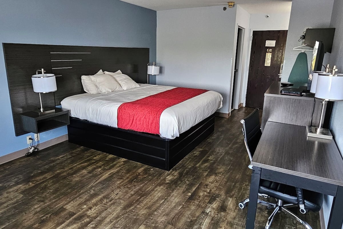 Habitación clásica, 1 cama King size | Edredón, escritorio y espacio para trabajar con laptop