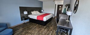 Quarto clássico, 1 cama King | Edredons de pluma, escrivaninha, espaço de trabalho para notebook