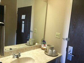 Free toiletries, hair dryer, towels, soap - Briarwood Inn of Sparta (Sparta)