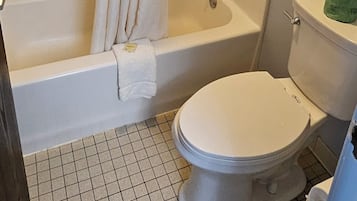 Classic Room, 1 King Bed | Bathroom